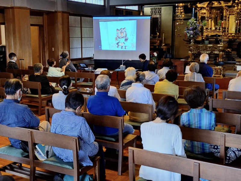絵本講座の朗読発表の様子